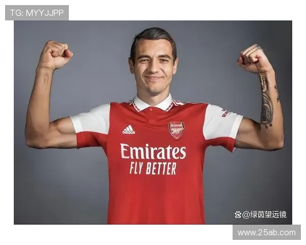 阿森纳新赛季深红闪电球衣亮相
